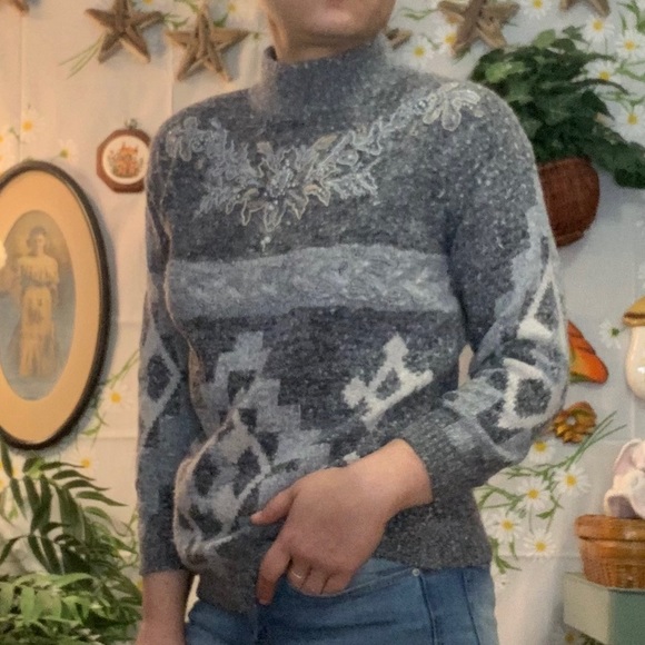 Vintage 80s light grey gold embroidered beaded floral granny sweater - Picture 4 of 12